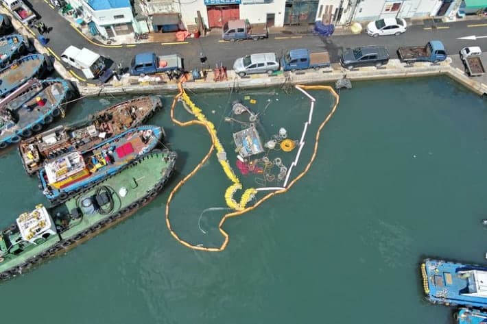 부산 영도 굴항 19톤 선박 침수…기름 유출에 해경 긴급 방제