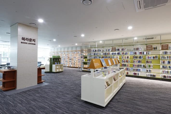 AI시대에도 공공도서관 발길 쑥쑥…4년새 124곳 늘고 1곳당 年 17만명 찾아