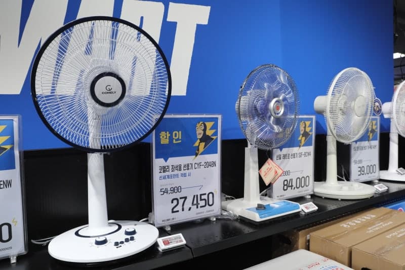 "선풍기 틀고 수박 먹고"…벌써 여름 장사 시작됐다