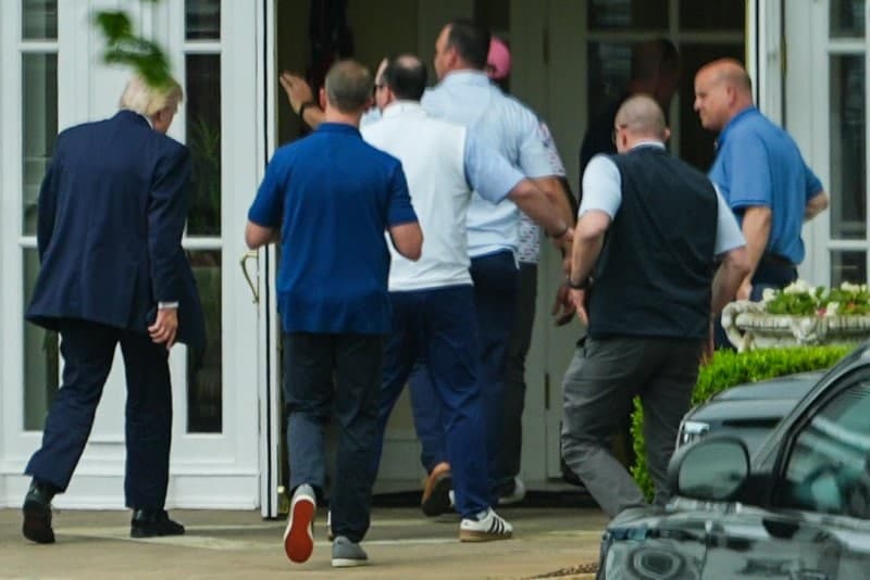 트럼프, 호르무즈 재봉쇄 위기에 백악관 상황실 회의 소집… "전쟁 종식" 호언장담 하루 만에