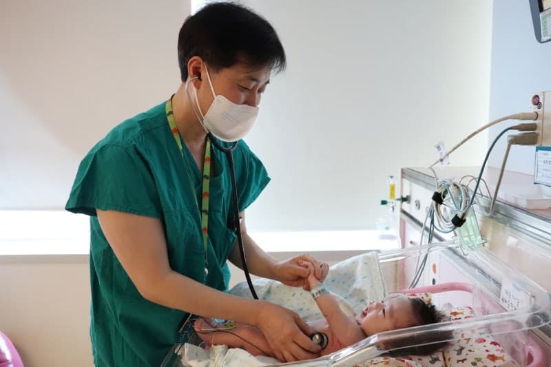 폐 2배 부풀어 숨 못 쉬던 신생아, '100일 사투' 끝 인공심폐장치 달고 수술 성공 후 부모 품으로