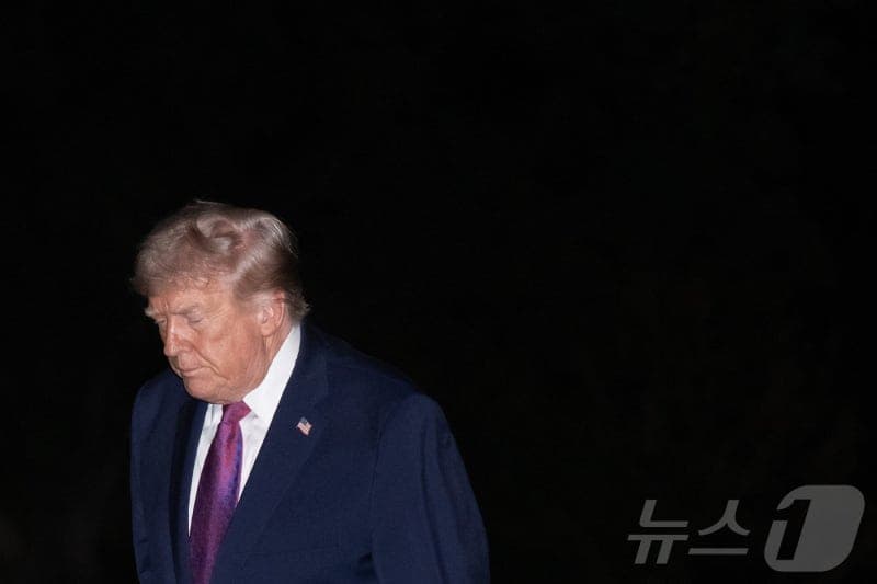 트럼프 "호르무즈 인근서 美봉쇄 뚫으려던 이란 화물선 나포…기관실에 구멍 냈다"