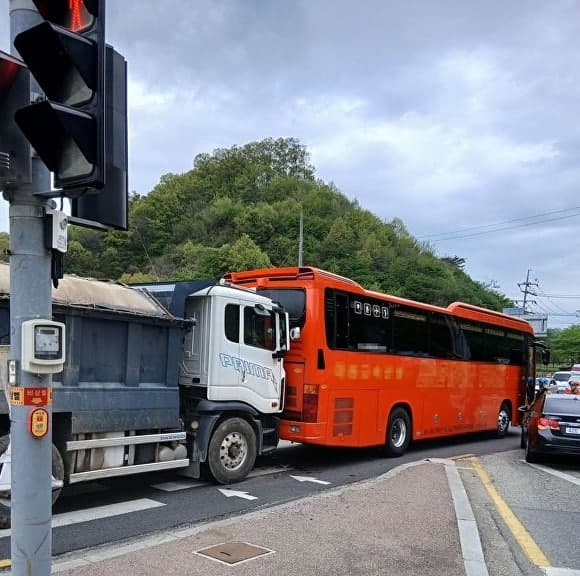 옥천서 코레일 신입사원 태운 버스 추돌 사고…24명 부상
