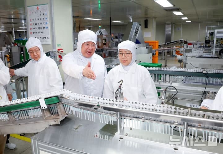 정은경 복지장관, 조제약 포장지 생산현장 방문 "국내 공급 우선 확대"