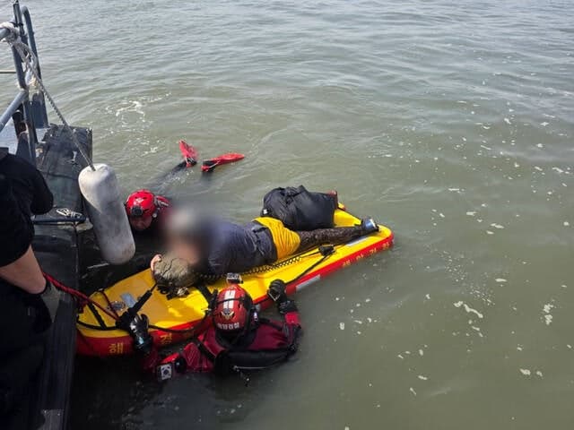 인천 갯벌서 어패류 잡다 고립된 60대 여성, '허벅지까지 물' 긴박했던 해경 구조