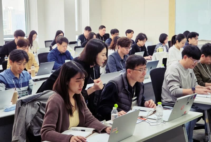 SK브로드밴드, "AI로 일하는 회사" 선언…연내 AI 실무인재 400명 키운다