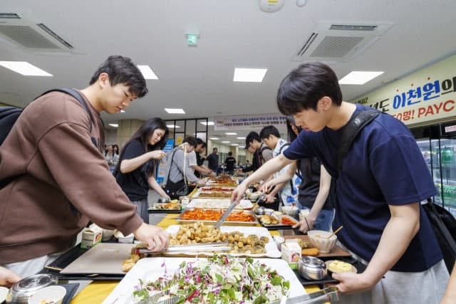 강원대 춘천캠퍼스, "단돈 2000원으로 즐기는 풍성한 만찬!" 저녁 뷔페 운영