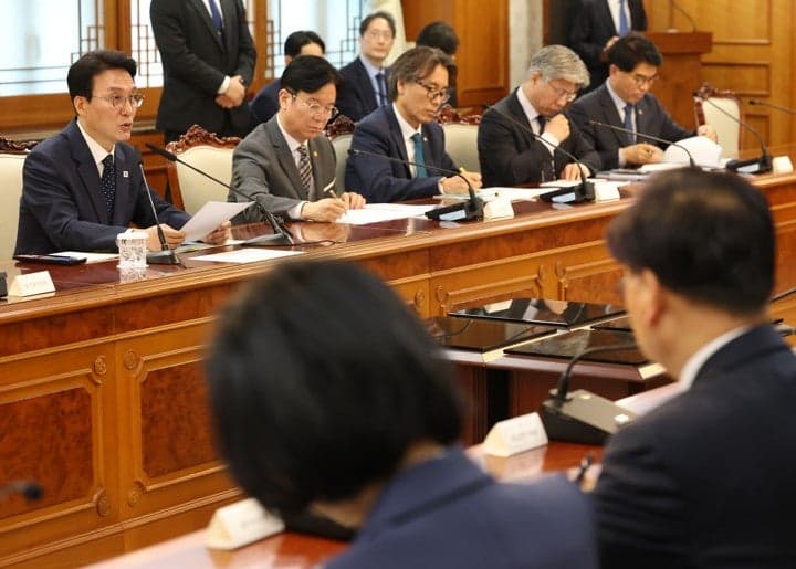 김 총리 "대통령 순방 기간 비상경제대응 체계 한치의 소홀함 없어야…추경 집행 철저 대비"