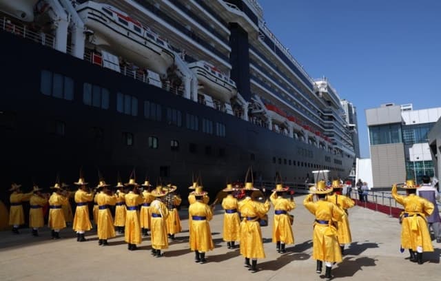 속초항 찾은 웨스테르담호, "크루즈 외국인 관광객을 속초 전통시장으로" 소비촉진 이벤트 성료