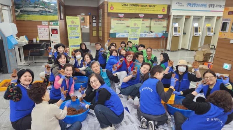 한국마사회 창원지사, 지역 손잡고 'EM흙공'으로 하천 살리기 실천