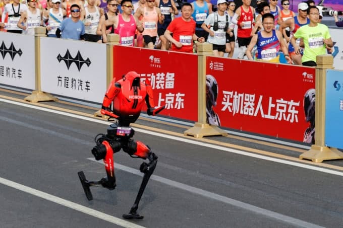 1년만에 인간 마라톤 기록 넘어선 中로봇, 평지 자갈길 스스로 파악 '자율 질주'