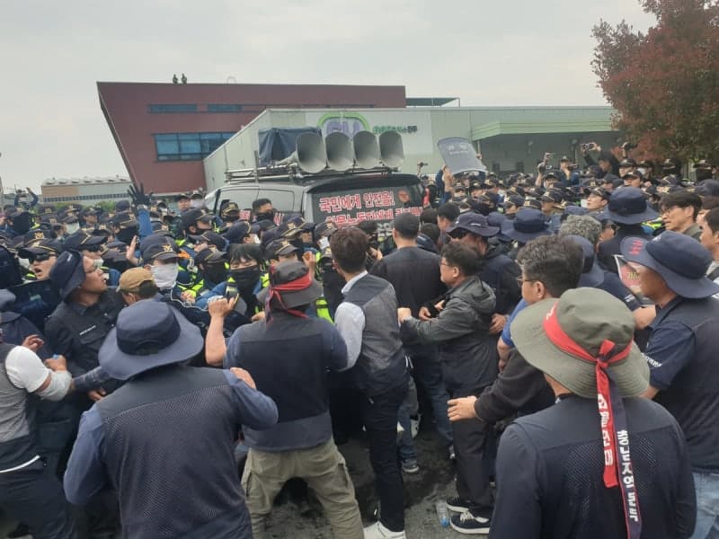 진주 화물연대 집회서 물류차-노조원 충돌…1명 사망·2명 부상