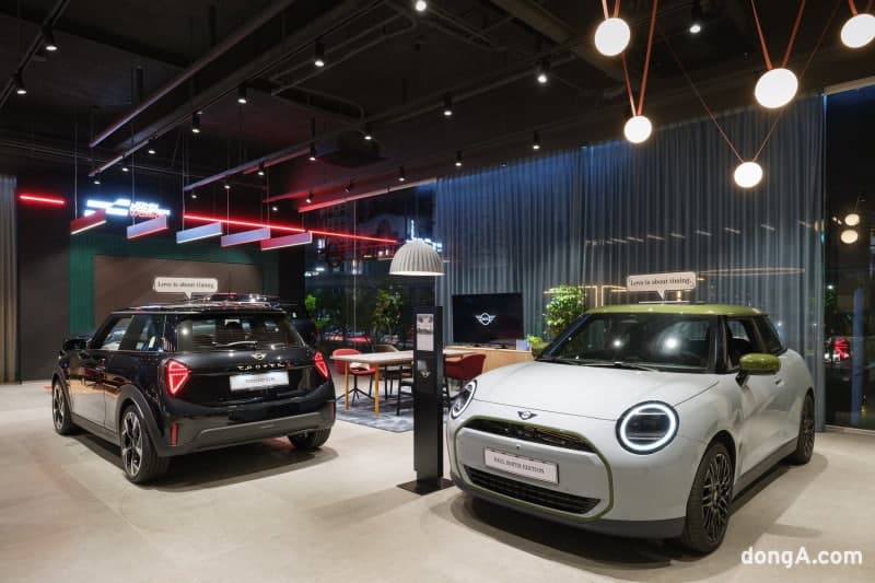 MINI 코오롱 모터스, 대구 전시장 새 단장…폴스미스 클래식카 특별전