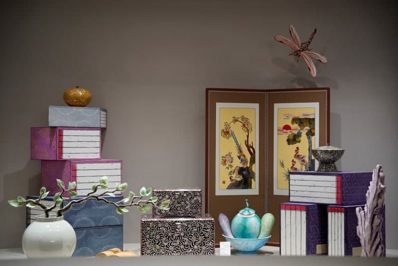 인천공항서 '책가도' 재해석한 공예품 상설 전시 '책가공존'