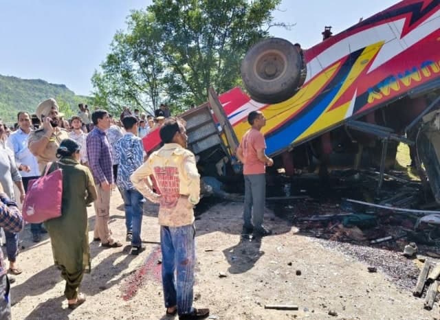 인도령 카슈미르 산골 도로서 버스 30m 아래로 추락, 최소 21명 사망