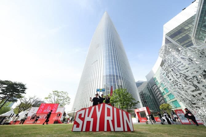 “2200명 123층 수직 질주”…4세부터 83세까지 2026 롯데월드타워 스카이런 성료