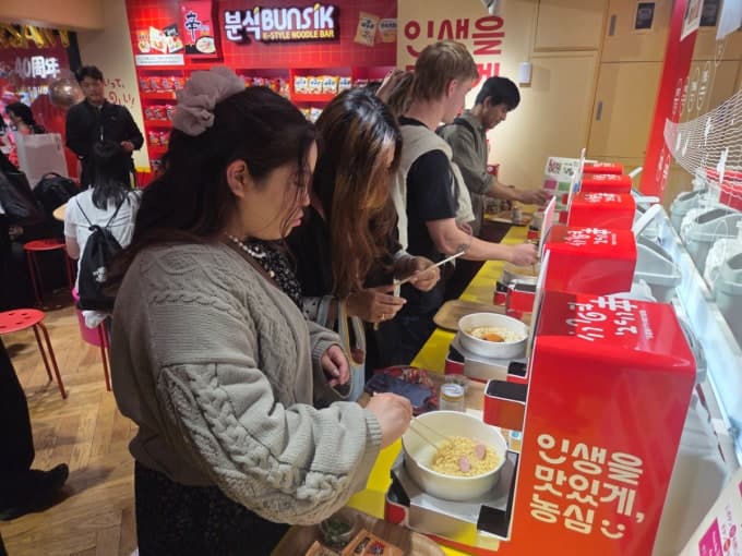 “라멘보다 맛있어요” 日 울린 K-매운맛…신라면 체험매장 북적