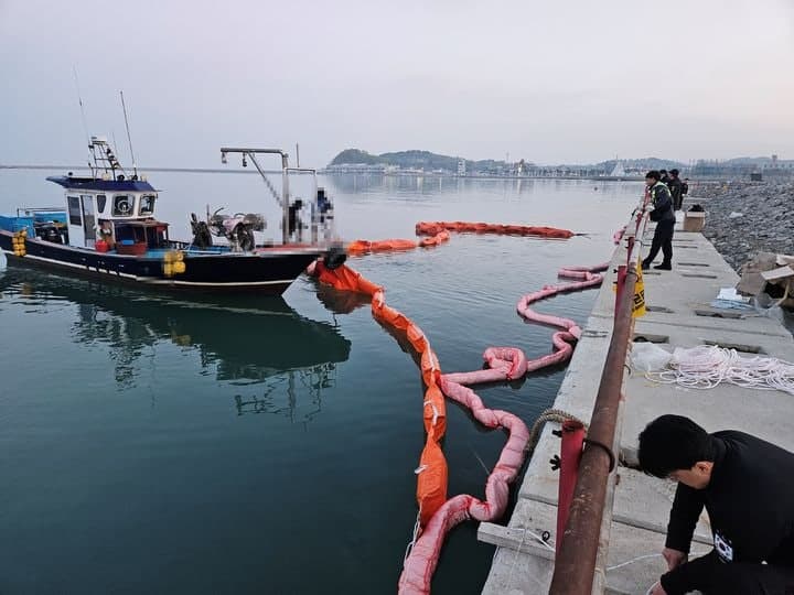 홍성 남당항서 41t 예인선 침몰…기름 유출 긴급 방제 작업