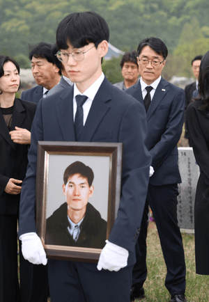 가로등 보수작업 중 순직 공무원, 18년 만에 국립묘지 안장