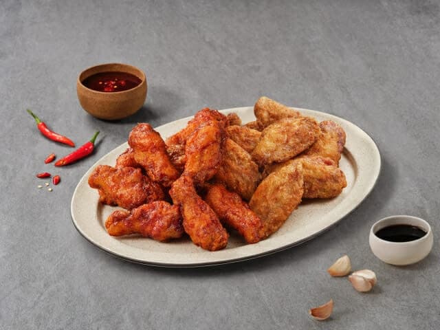 교촌치킨, 윙 라인업 강화…'반반윙박스' 7종 출시