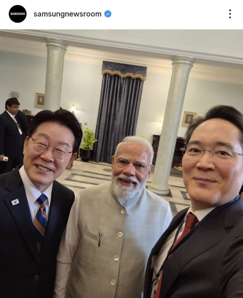 이재용 삼성전자 회장, 이재명 대통령·모디 총리와 인도 생산 '플립7'으로 셀카