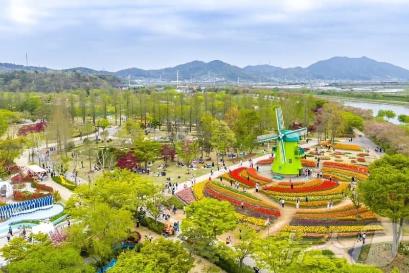 순천만국가정원 관람객 100만명 돌파…지역경제 '활짝'