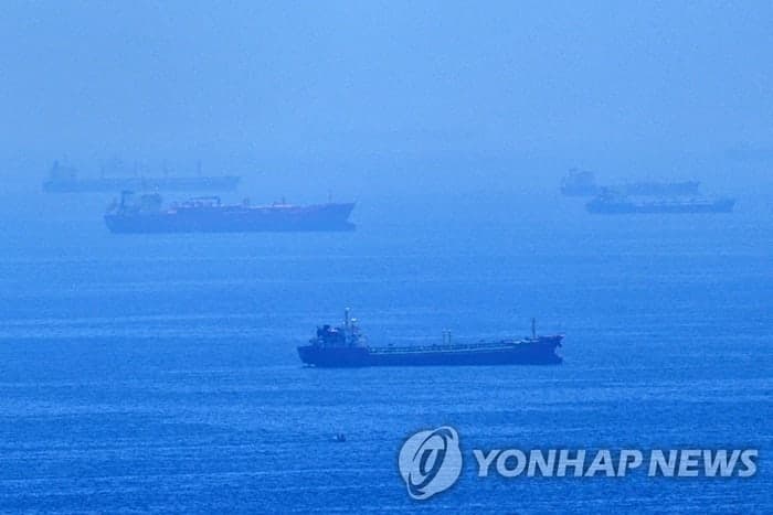 호르무즈 해협 앞 집결한 韓 선박들…통항 재개 대비 이동