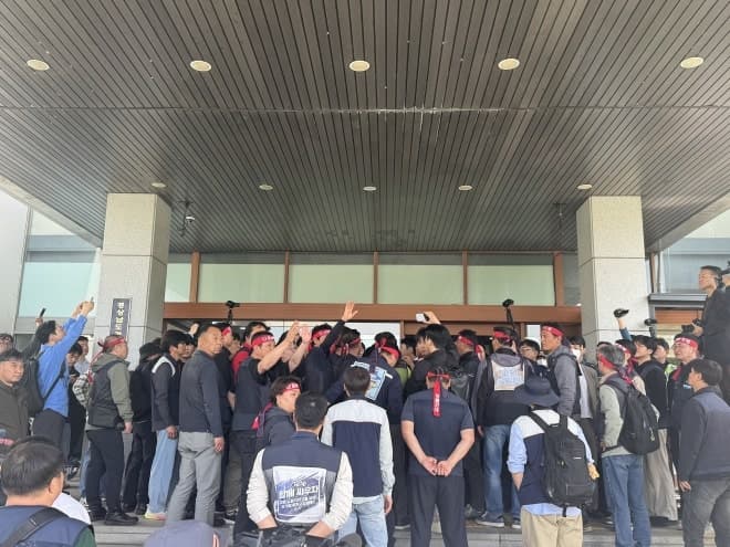 화물연대 “조합원 사망은 자본·공권력 탓”…경남청 진입 시도하며 경찰과 충돌