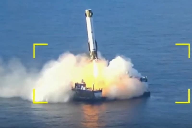 "머스크 봤나" 베이조스, 로켓 재사용 성공…스페이스X와 한판 붙나