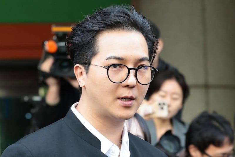 송민호, 사회복무요원 무단결근 혐의 인정…징역 1년 6개월 구형
