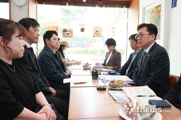 중기부, "커피 담을 플라스틱 컵 부족해요" 카페 소상공인 만나 수급 대책 논의