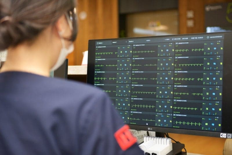 유한양행-휴이노, AI 심장 모니터링 솔루션 '메모큐' 상용화…에이치플러스 양지병원에 공급