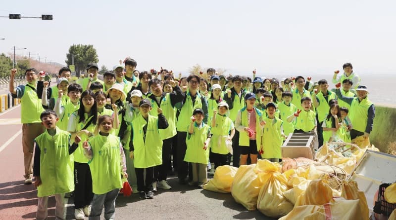 하나증권·하나금융티아이, 영종도 해안에서 임직원 플로깅 사회공헌 활동 진행
