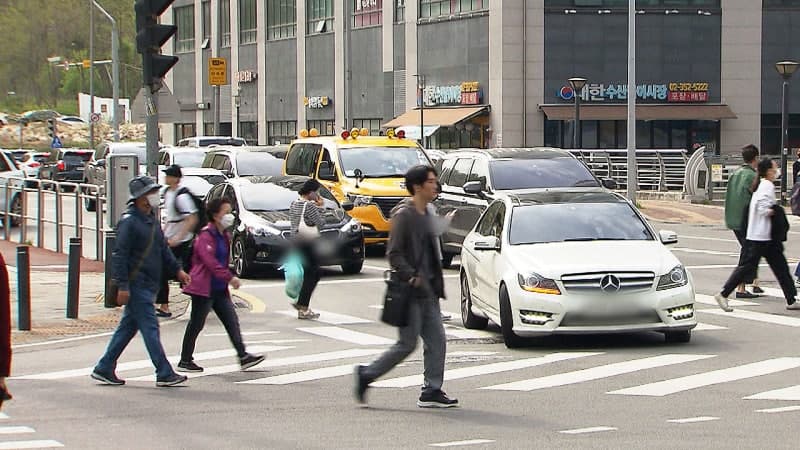 "빨간불에 우회전 안 멈추면 '범칙금 6만 원'…단속 현장 가 보니 여전히 혼란"