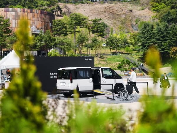 기아, 장애인의 날 맞아 휠체어 이용자 위한 'PV5 WAV' 체험 행사 운영