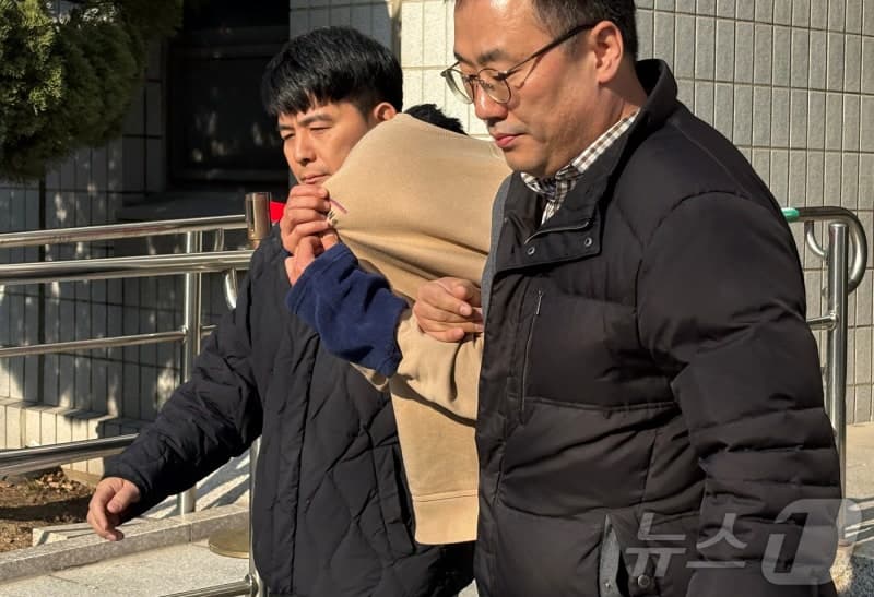 “배달 업체 정보 빼돌려 인분테러·낙서” 보복대행 총책 일당 구속기소