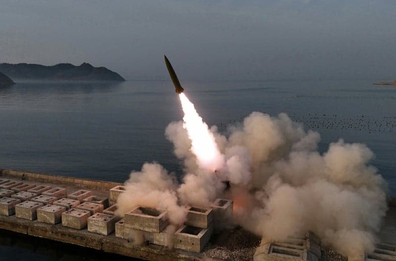 北, '축구장 18개 초토화' 집속탄 도발… 미사일 1000기 동시 발사 위협