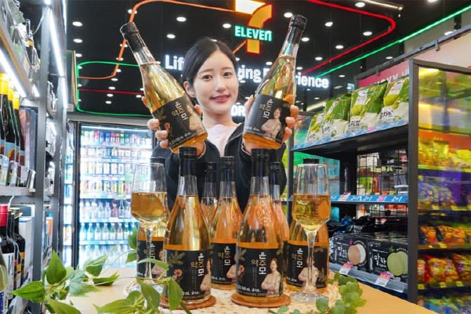 "편의점에서 즐기는 프리미엄 약주"…세븐일레븐, 윤나라 셰프와 협업 '윤주모 약주' 출시