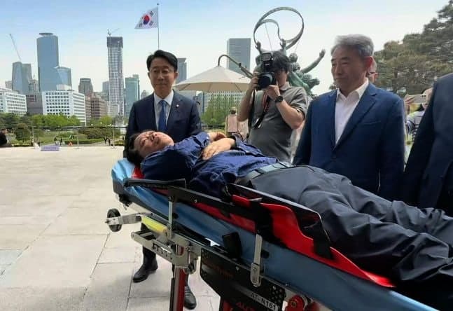 안호영 의원, 단식 12일 만에 병원 이송…당내 갈등 심화