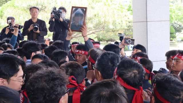 화물연대 사망사고 운전자 '살인 혐의' 영장