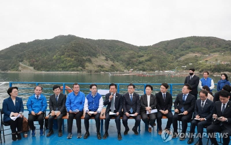 욕지도 앞바다에 배 띄운 정청래 "선거 승리"…김경수 띄우기 총력전