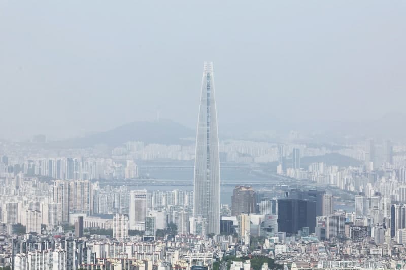 “마스크 챙기세요” 황사 섞인 비, 전국 미세먼지 ‘나쁨’