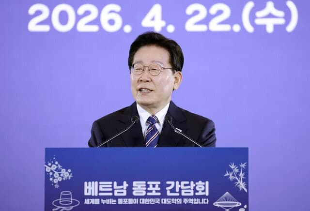 이 대통령, 베트남서 "나도 한때 축구 구단주... 잘되게 해보려다 희한한 죄 뒤집어 써"