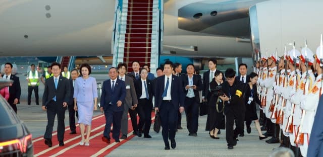 이 대통령, 베트남 럼 서기장과 정상회담...에너지 협력 논의