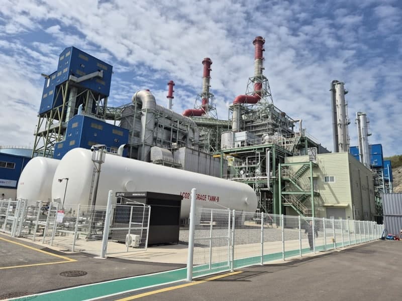 굴뚝 연기서 떼어낸 탄소, 조선·반도체 재료로…금호석유화학, CCUS 상용화