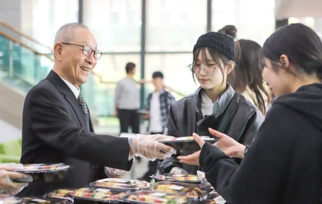 "오늘 점심은 총장님 찬스" 호서대 강일구 총장, 학생 800명과 현장 소통
