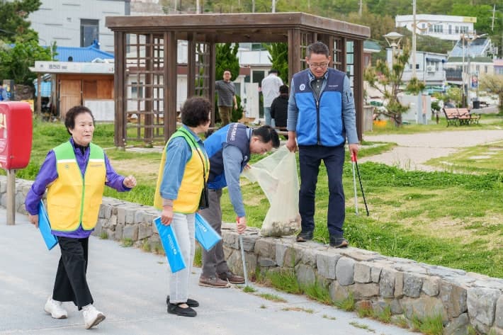 한수원 월성본부, '지구의 날' 맞아 주상절리서 지역민과 환경정화·에너지 절약 캠페인 펼쳐
