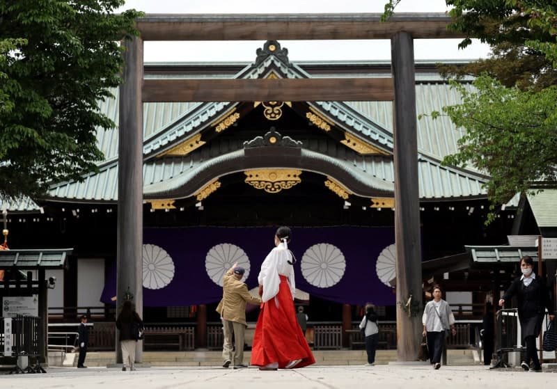 다카이치, 韓中 반발에도 야스쿠니에 이틀 연속 공물 봉납…'독도는 우리 땅' 현수막 건 한국인 체포