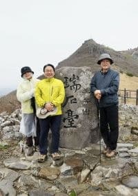 문재인 전 대통령 내외, 강기정 광주시장과 무등산 산행 후 평촌마을 주민들과 오찬