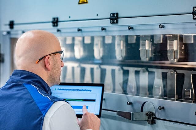 BMW, AI로 배터리 셀 생산 혁신…시간·소재 50% 절감